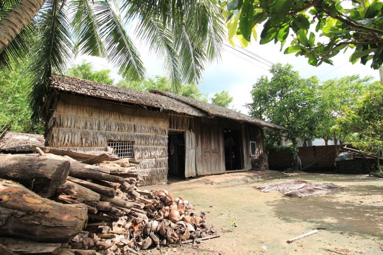 Mưa Về Trên Mái Lá